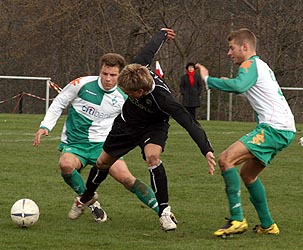 Ricky Ziegler (mi./RWE) / Foto: y4u